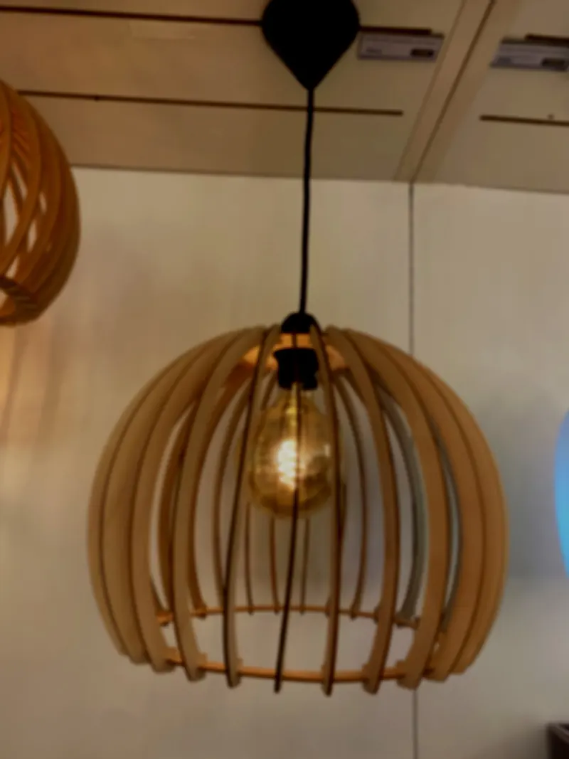 Pendellampe i tak fotografert i dårlig lys, uten tydelig motiv