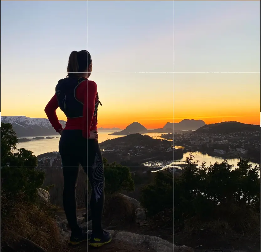 Person på en fjelltopp i solnedgang med rutenettet for regelen om tre deler lagt over bildet