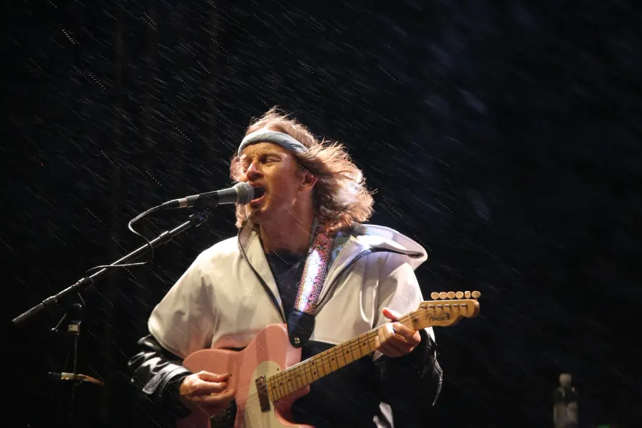 Artist med gitar på scenen under en konsert