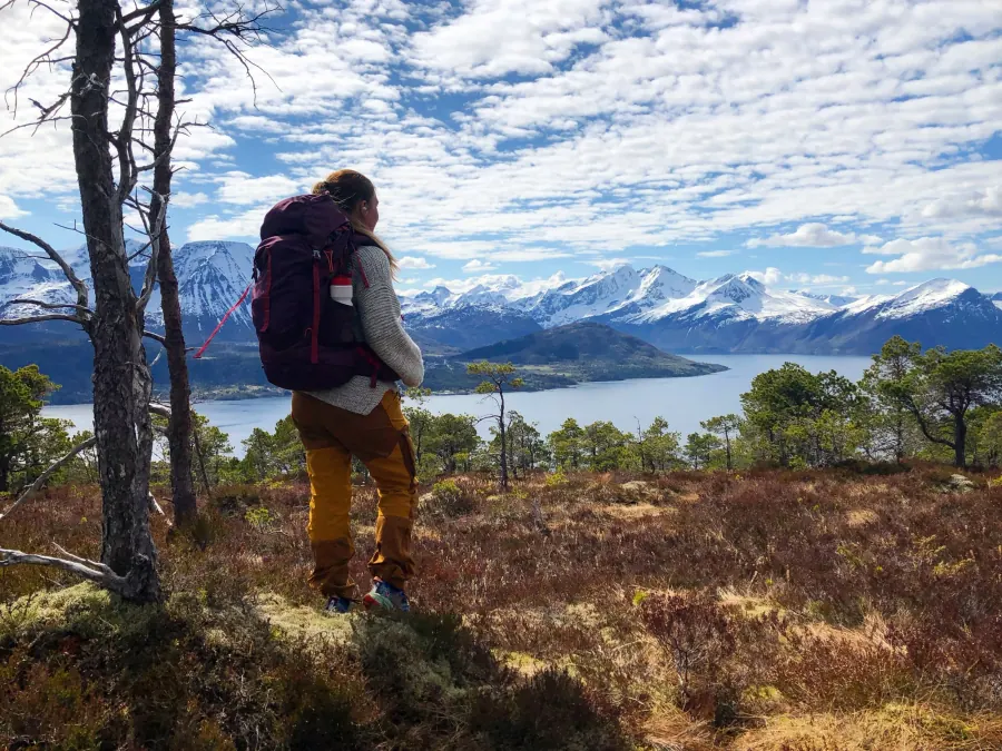Turgåer med sekk som ser utover fjorden