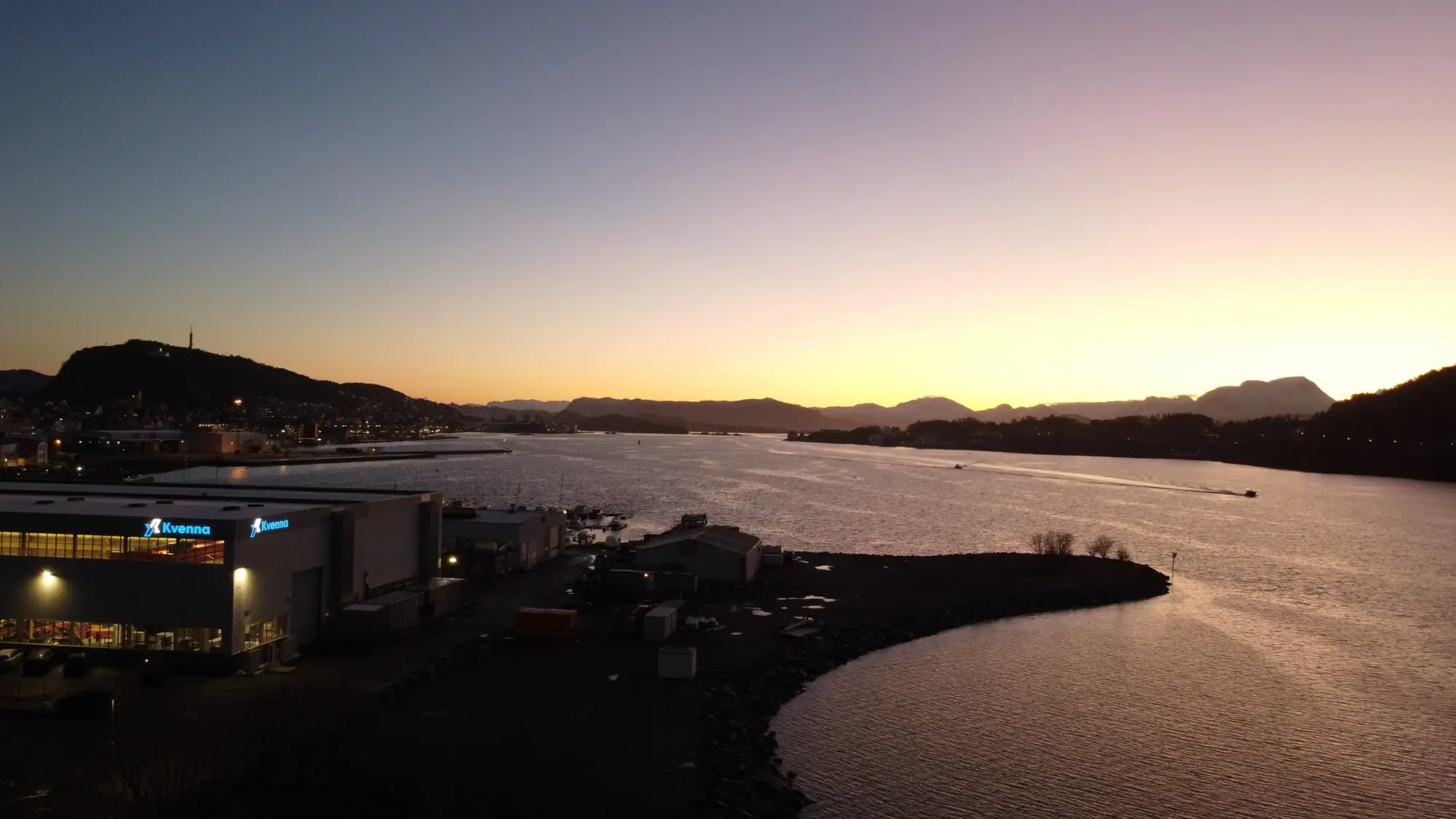 Dronefoto over Ålesund i skumringen, tatt av Beate Stavdal Riise
