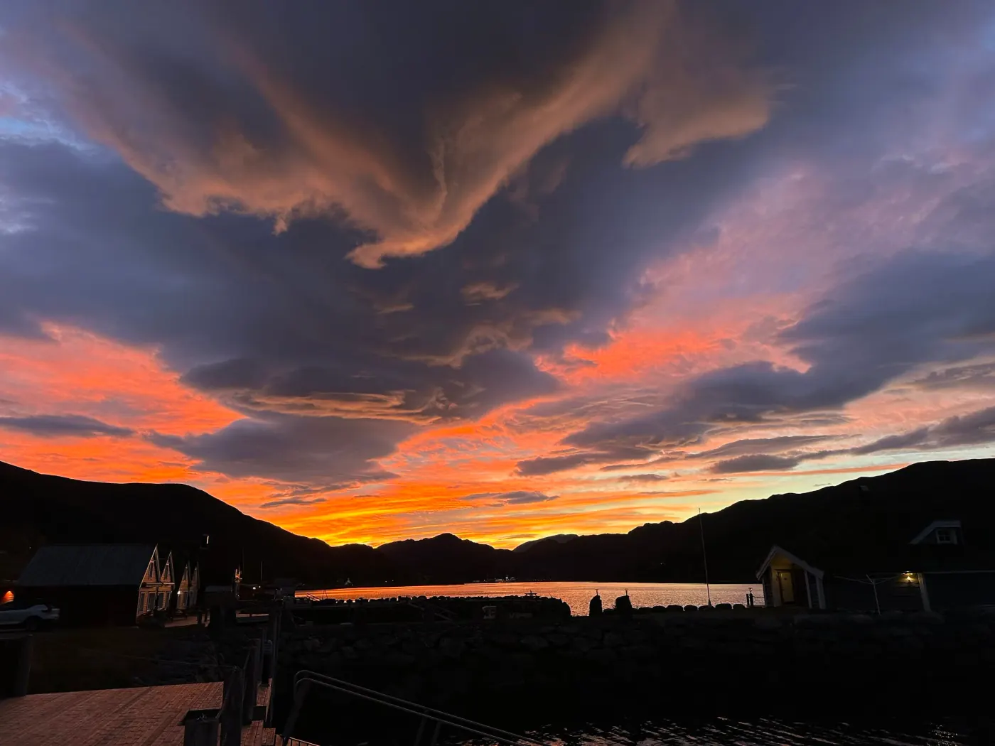 Dramatiske skyer i solnedgang over Ålesund